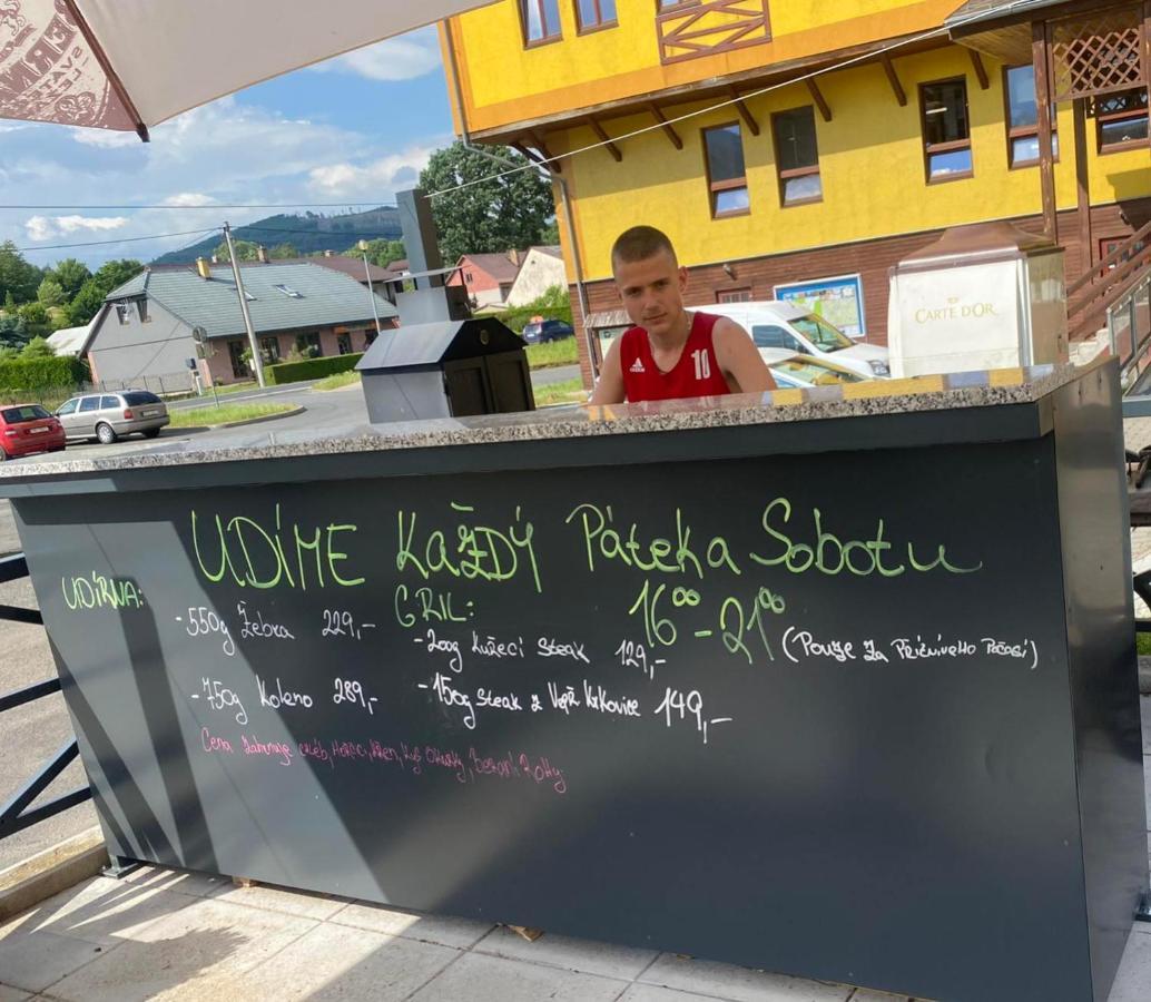 兹拉蒂克鲁姆酒店 Česká Ves 外观 照片