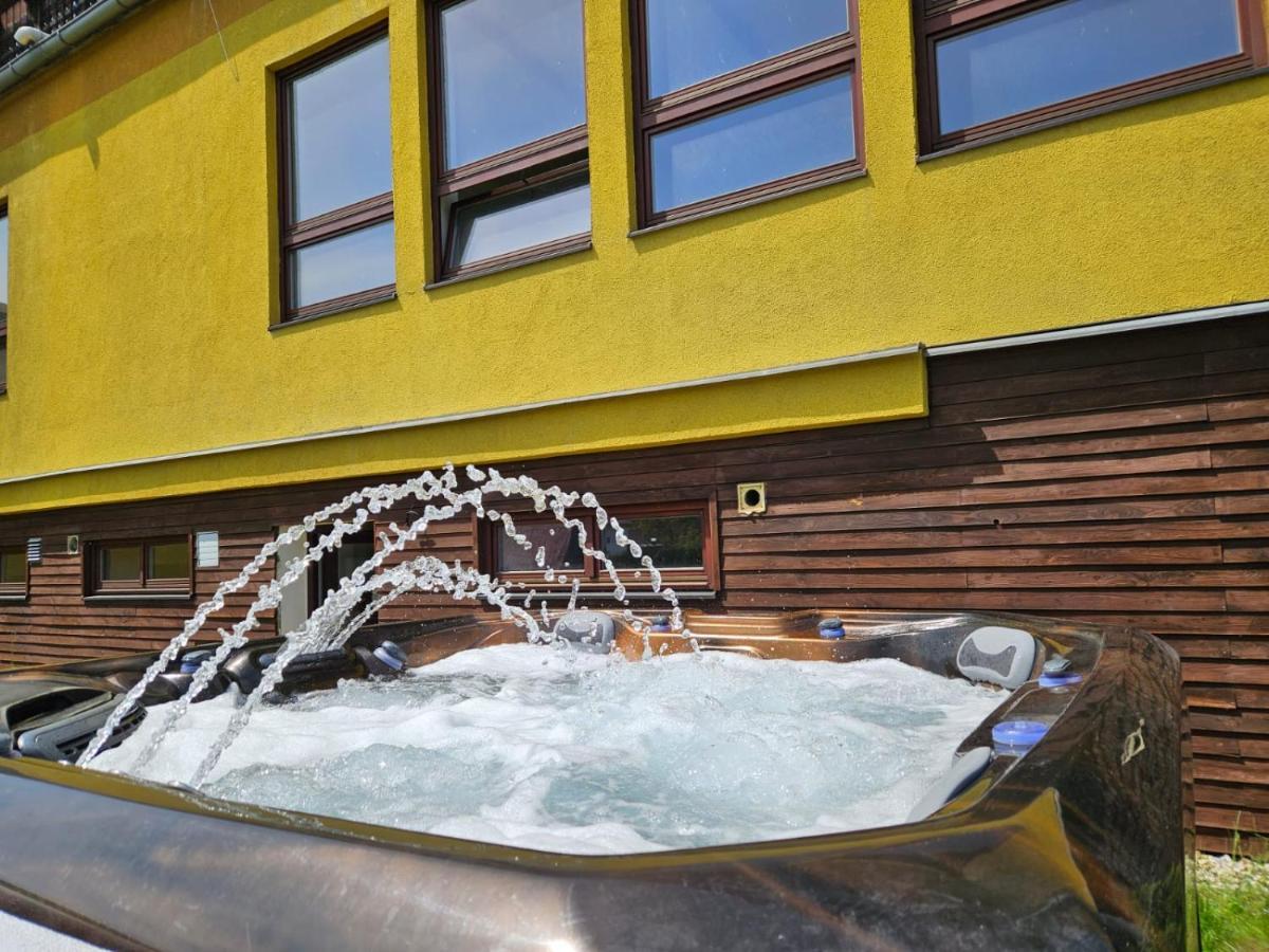 兹拉蒂克鲁姆酒店 Česká Ves 外观 照片